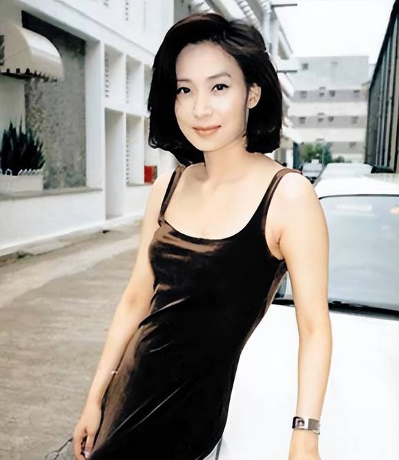 六福珠宝创始人杨宝玲集美貌与才华于一身的港姐冠军