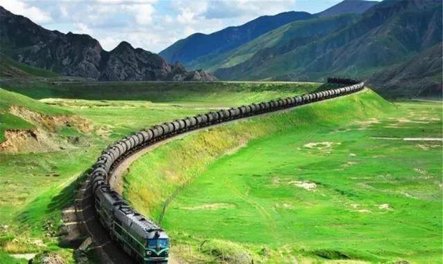 为何一到青藏铁路，火车头要换成美国产的？如今终于知道答案