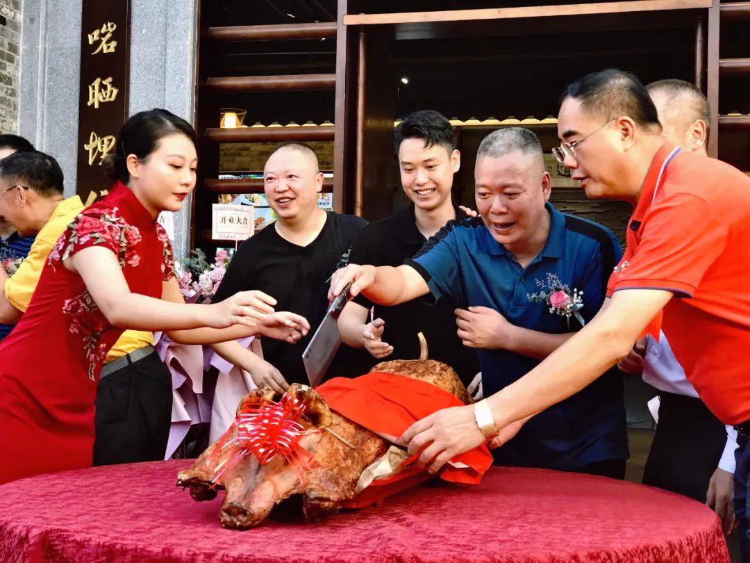 岭南古灶餐饮庆典仪式"文武双刀斩金猪":一切顺利&从头赚到尾