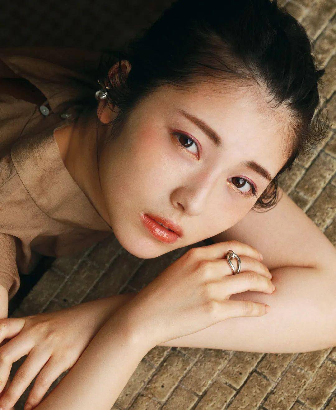 渡边美波如今是00后美少女中佼佼者,每年接演大量影视剧,还有综艺和