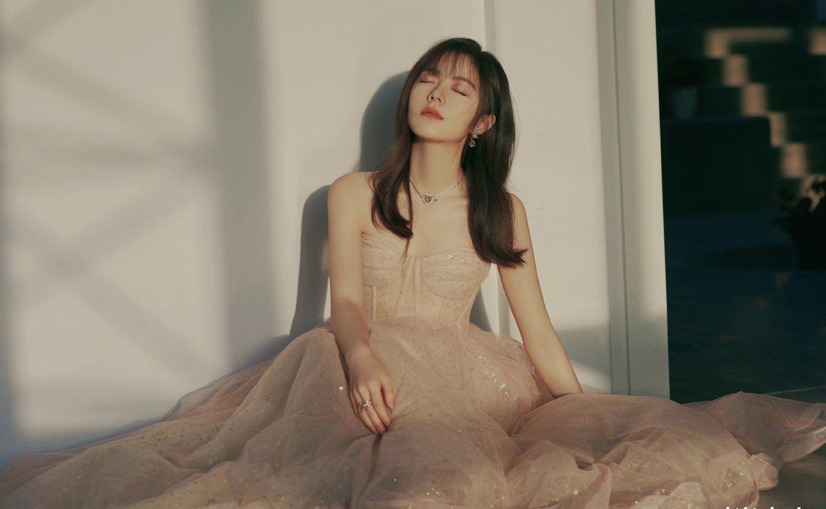 原创赵今麦长成大姑娘了一袭粉丝礼服坐在地上甜美淑女越来越好看