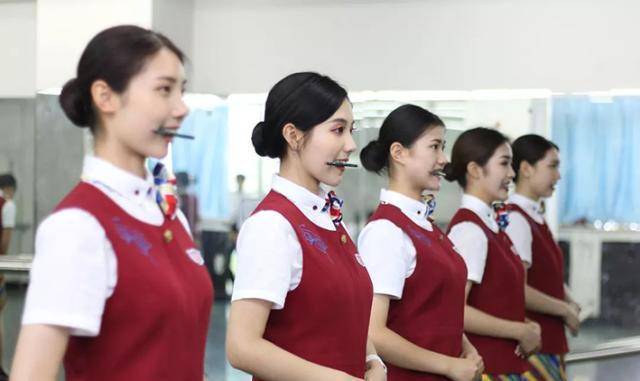 其实,我们常能看到空姐礼仪训练时的动作——咬笔杆或咬筷子.