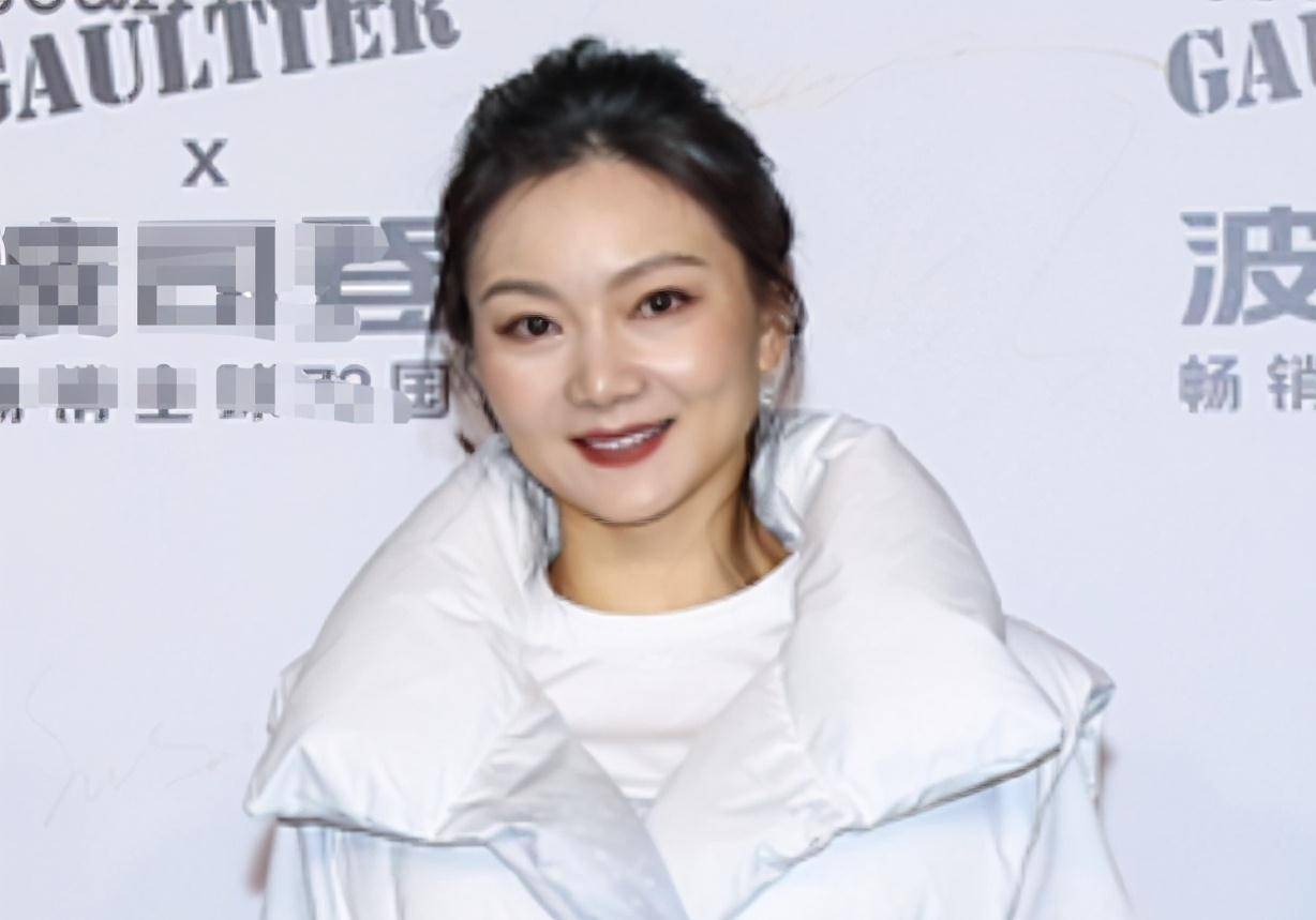 岁娇妻近照,模样依旧貌美,网友却说不及巩俐有气质_陈婷更_照片_孩子
