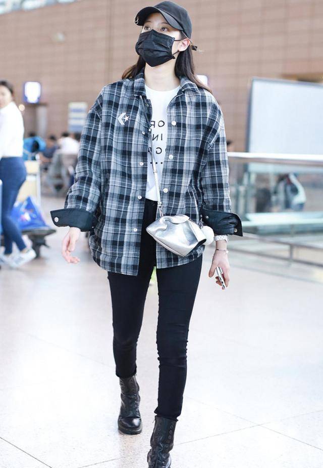 原创欧阳娜娜真会穿灰色针织衫配蕾丝裙黑色短靴提升吸睛指数