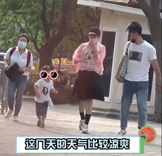 章子怡带儿女看艺术展,醒醒变小美女,儿子超可爱