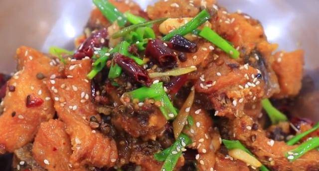 麻辣鲜香的干锅鱼块,难忘的味道,一整条都吃不够_备用_洋葱_草鱼