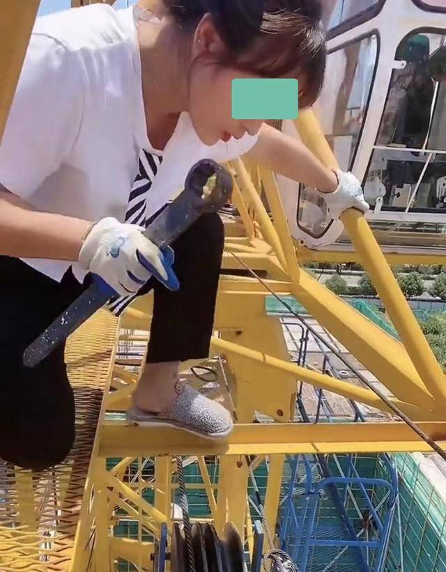 原创塔吊女司机高空维修设备包工头笑道嫁给我就不用那么辛苦了