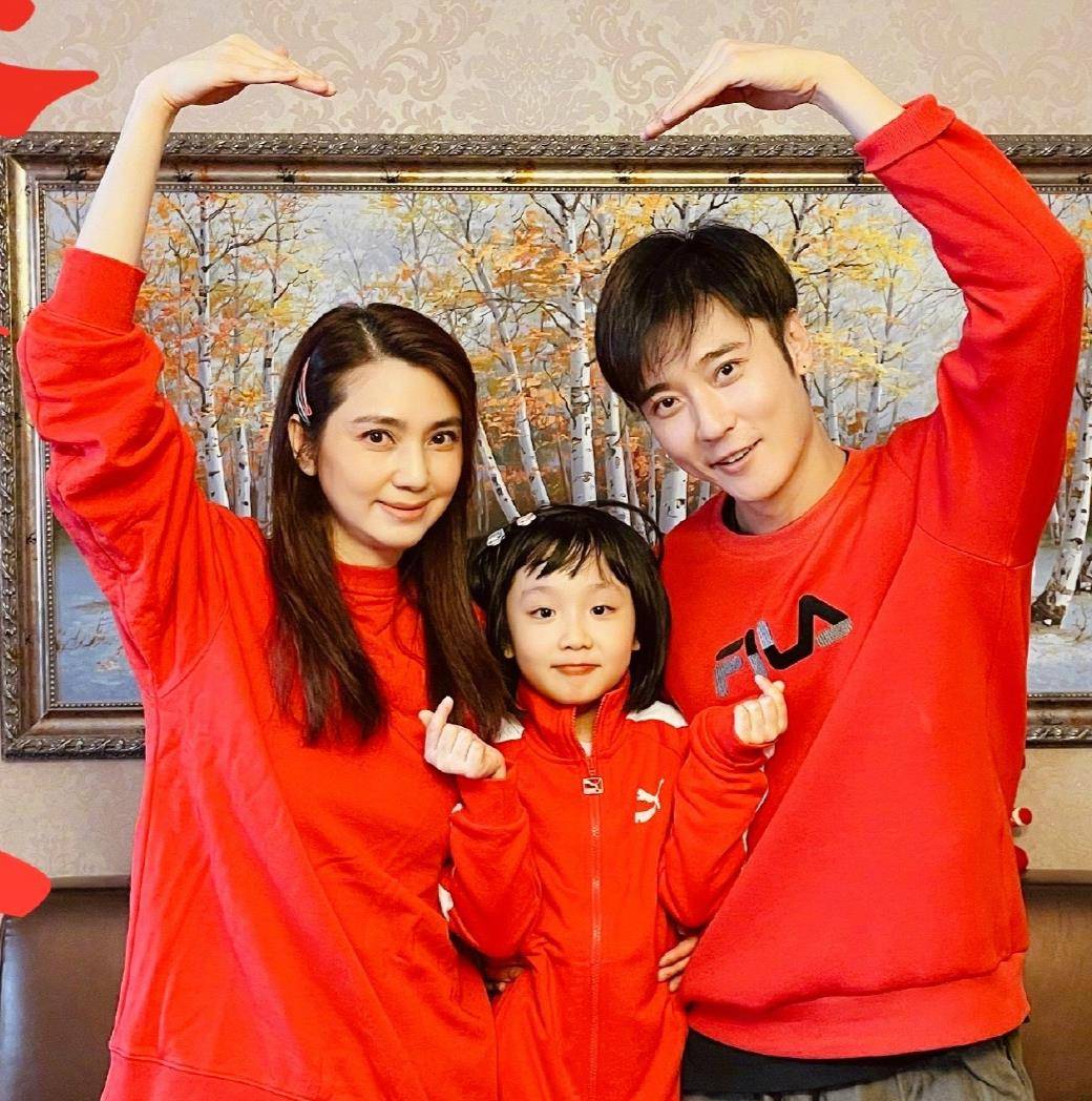 陈小春王祖蓝二胎曝光,黄晓明夫妇很意外_女儿_一家子_李亚男