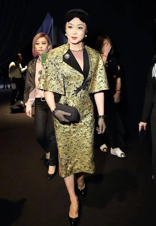 原创金星近况曝光穿白t恤身材饱满爆炸头抢镜单手插兜好帅气