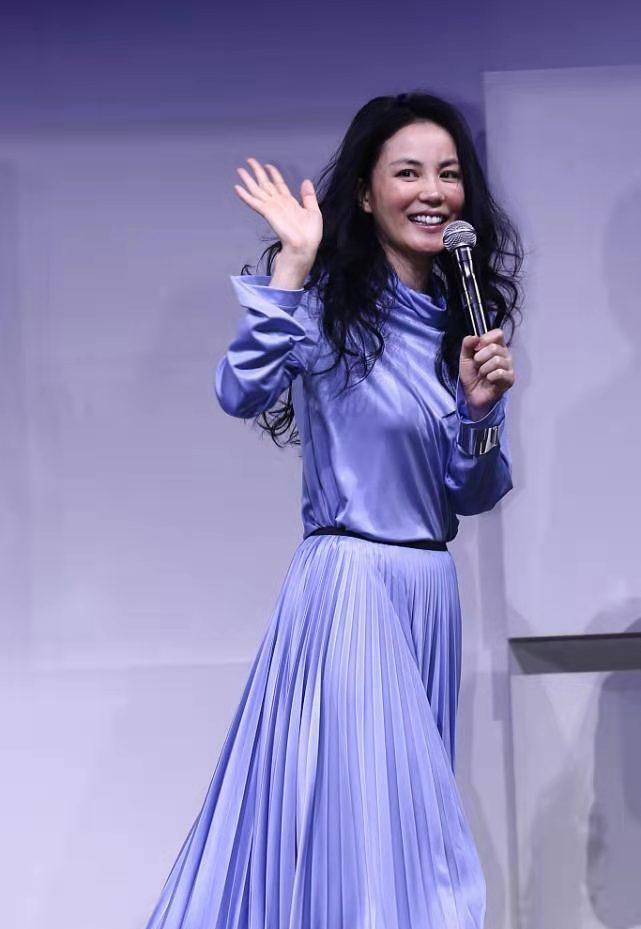 原创51岁王菲气场是真的强一身紫色缎面裙装虽柔美却满满天后派头