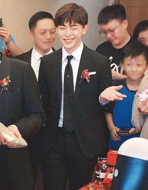 原创实惨伴郎专业户邓伦国庆没接到活网友纷纷担心他失业