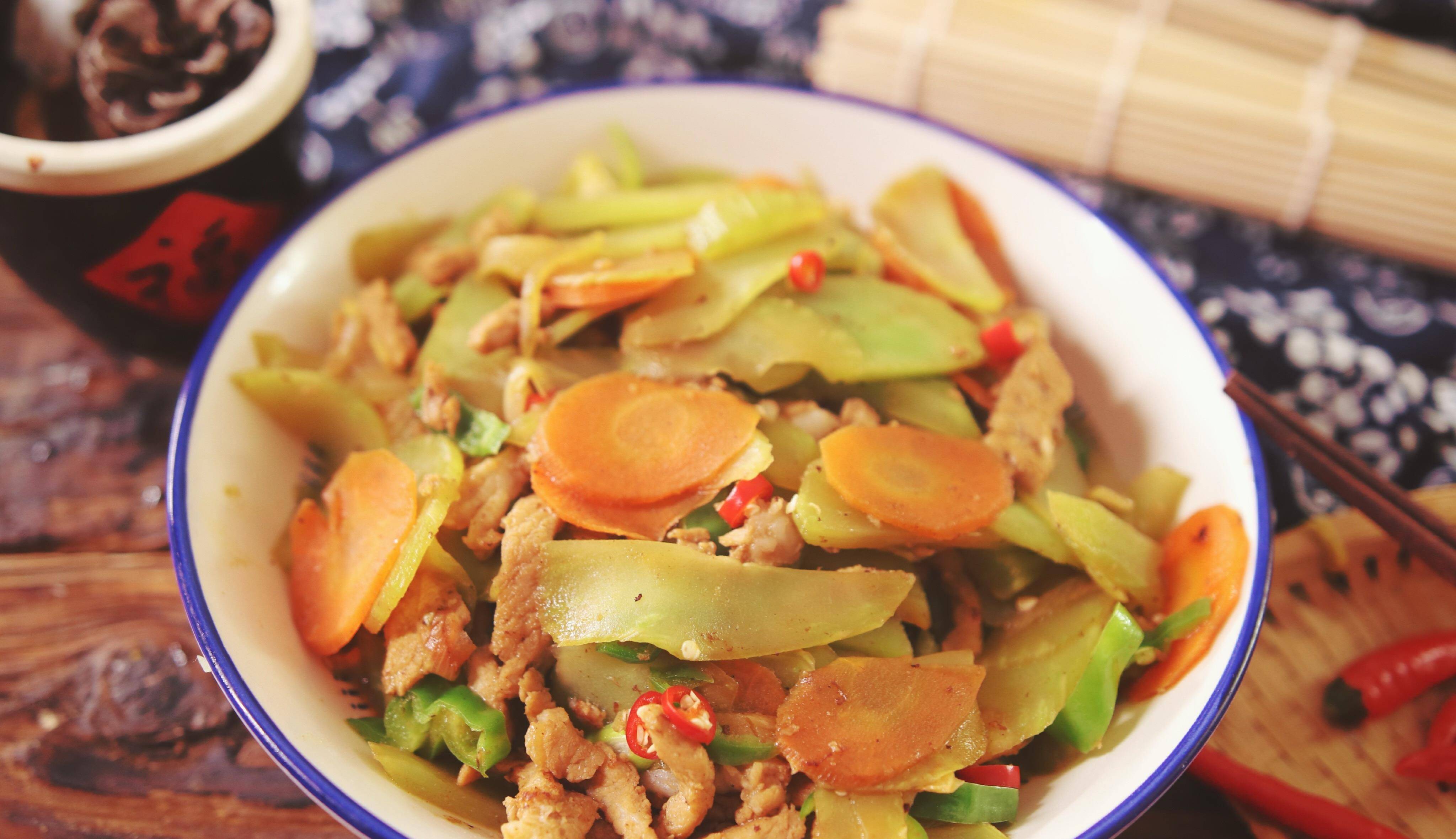 莴笋配它一起炒,色香味俱全,是一道绝佳的家常菜_胡萝卜_肉丝_蔬菜