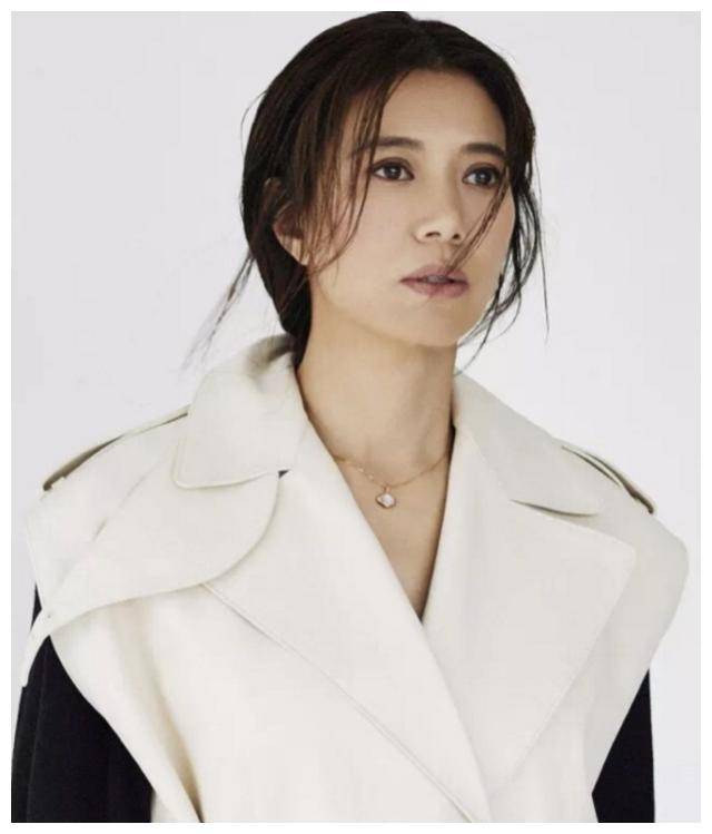 还不懂袁咏仪为什么不秀腿 看到她穿短裙后 张智霖赚了 服装 表现力 魅力