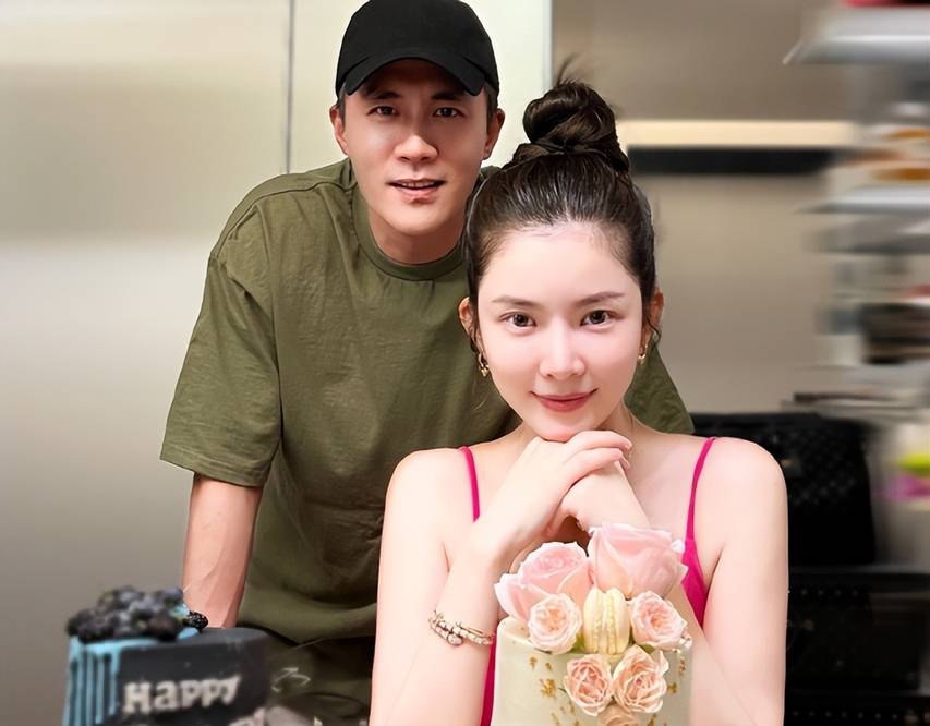 虽然王灿没有出道,但作为"星嫂",她和老公杜淳一起录制了一档综艺节目