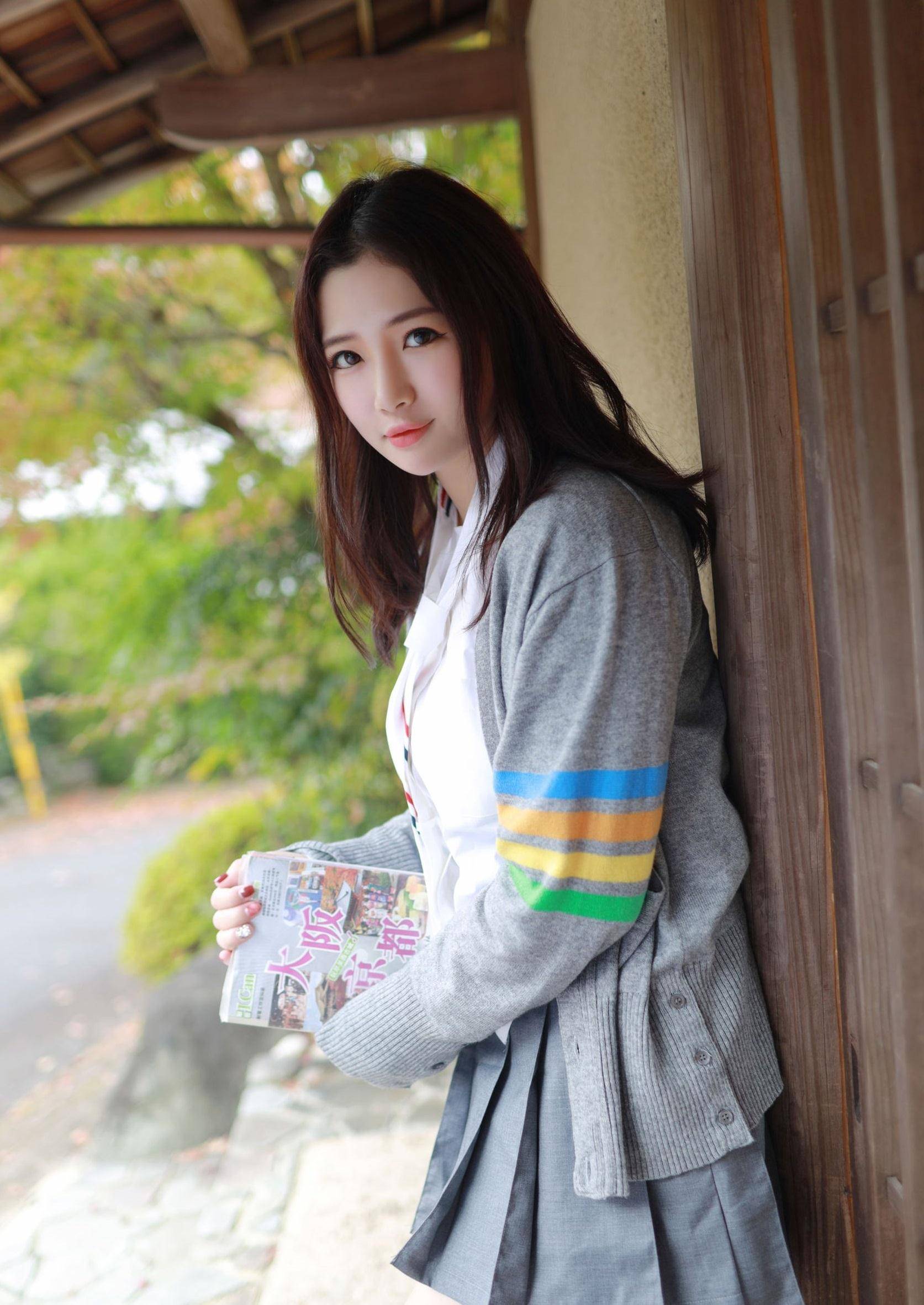 美女的这套裙子打扮,凸显了青春,暗示了时尚!