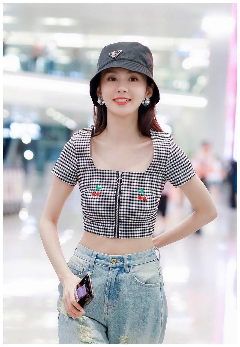 郑合惠子也穿出街,露脐装靠拉链撑着,有点小紧张_女孩_牛仔裤_姐姐