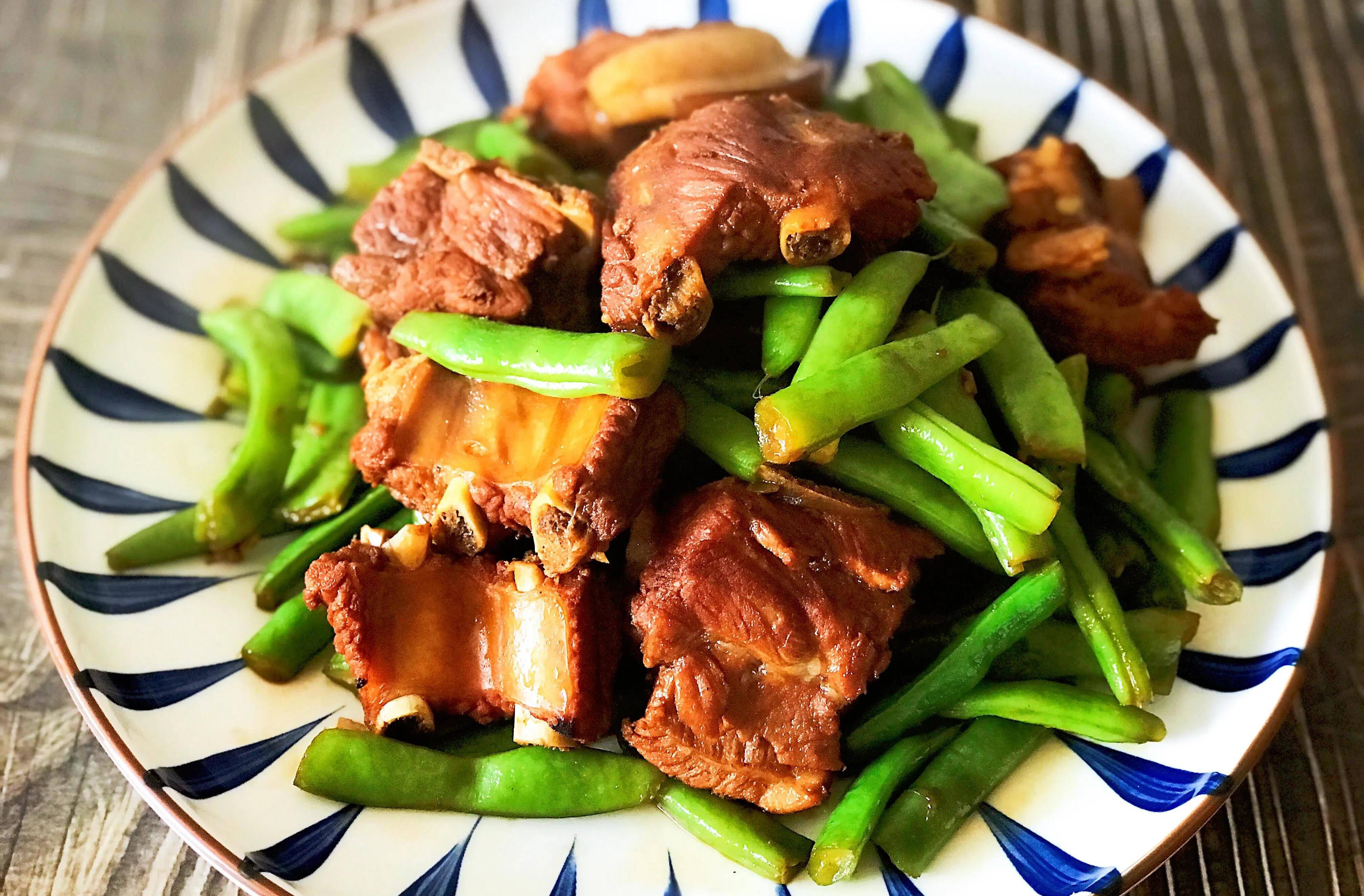 家常菜排骨炖豆角,肉质软烂浓香四溢,豆角颜色翠绿不发黄