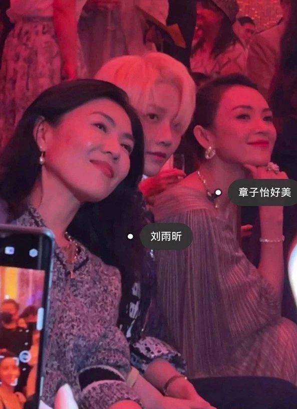 章子怡带儿女看艺术展,醒醒变小美女,儿子超可爱