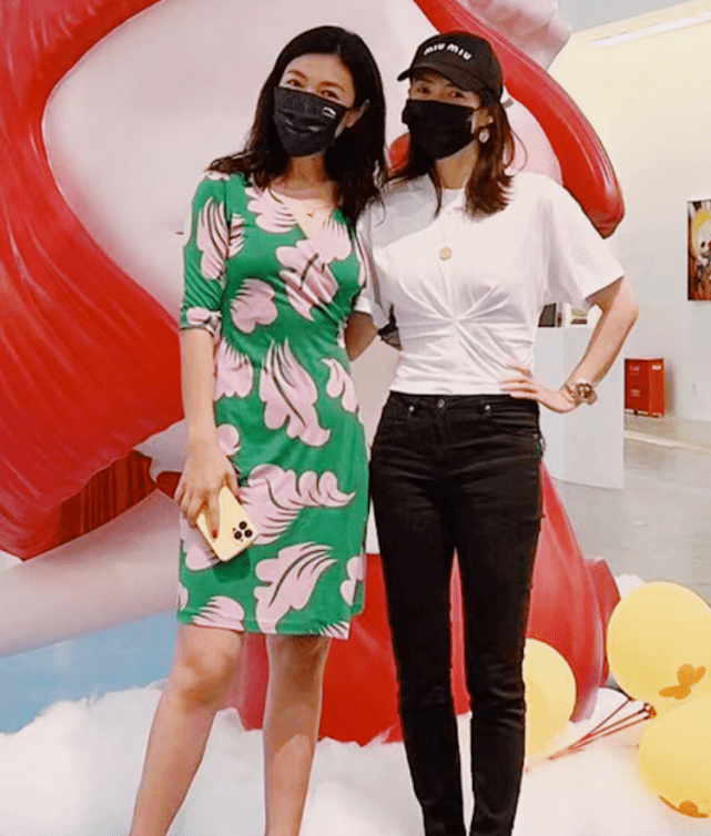 章子怡带儿女看艺术展,醒醒变小美女,儿子超可爱