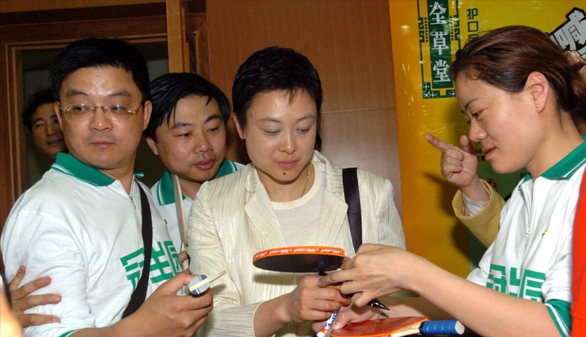 原创28年前加入日本国籍的何智丽击败邓亚萍振臂高呼吆西