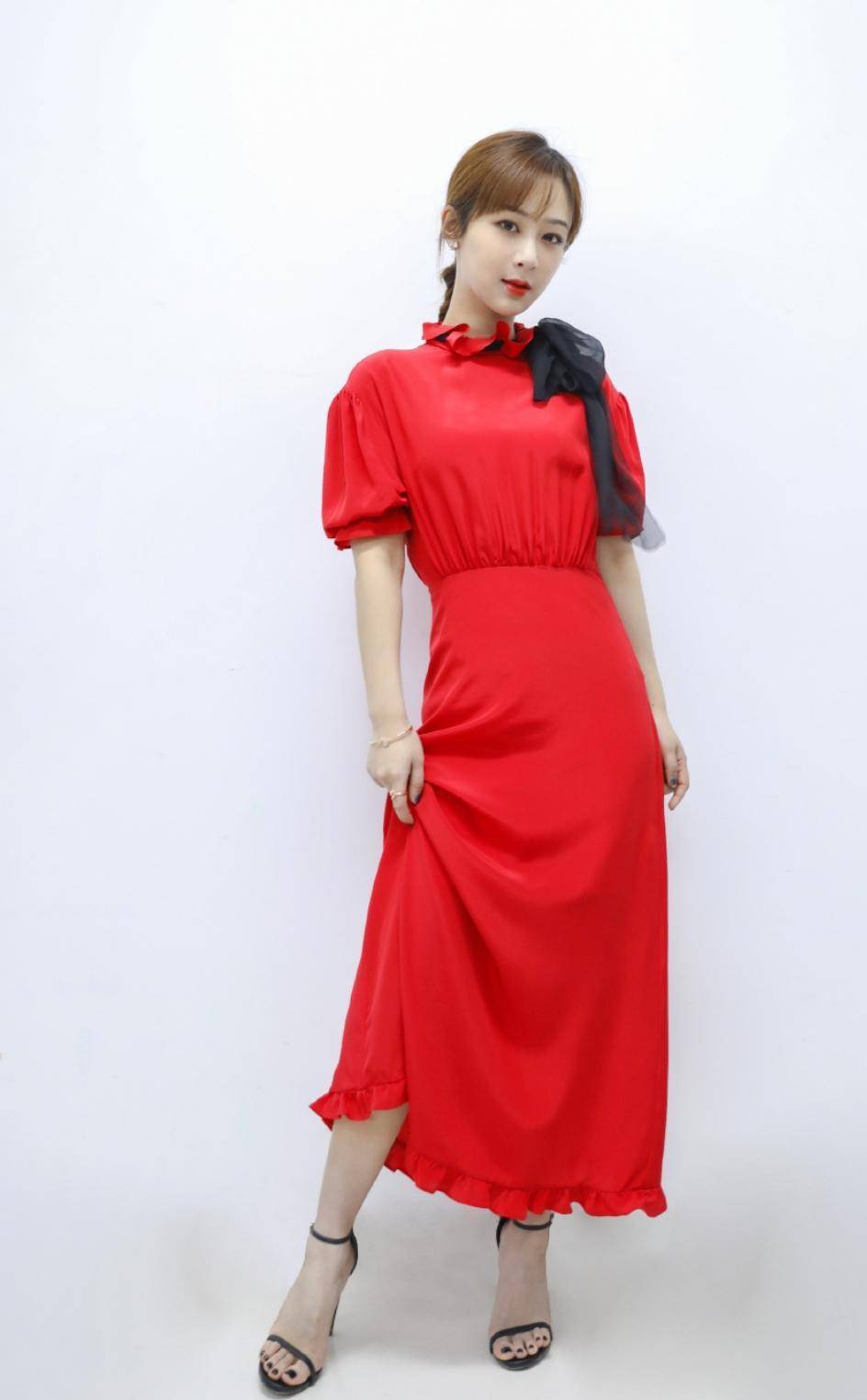 张钧甯演技上热搜,而我更被她的造型惊艳,一袭红裙高级又冷艳_红色