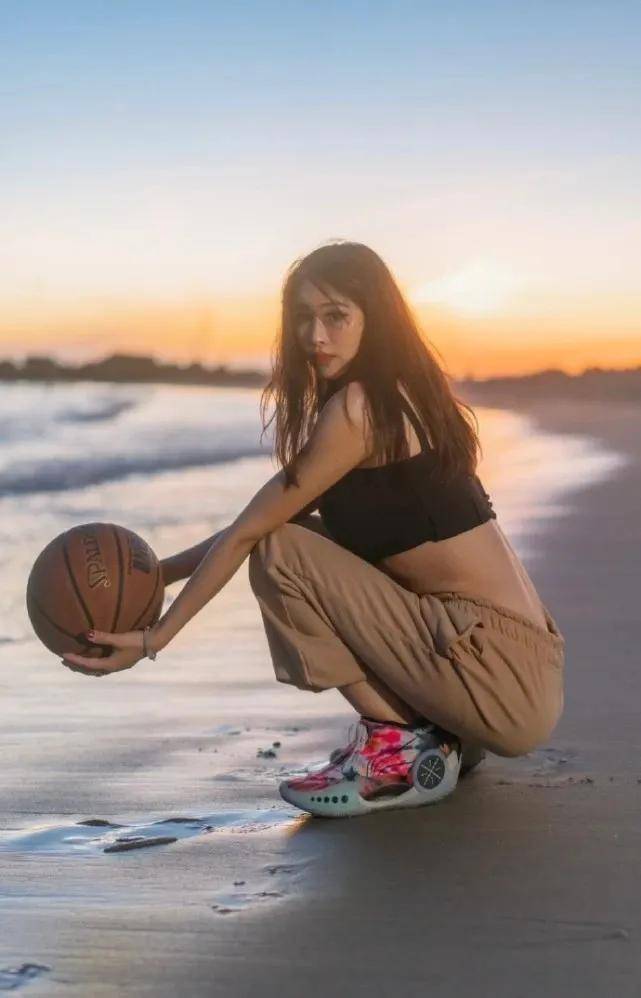 原创32岁周玲安休闲度假爬山练瑜伽身材很抢镜海滩漫步如妙龄少女