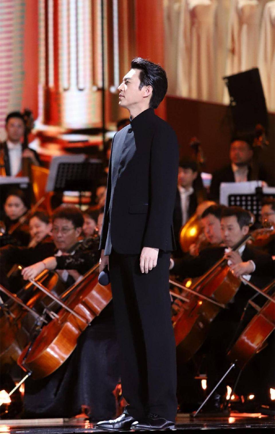 原创44岁靳东才是真男神穿黑色中山装梦回明楼男性荷尔蒙爆表