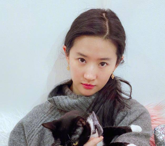 p图日常照,不化妆眼皮有点肿,34岁扮可爱不输小女生_新剧_明星_演艺圈