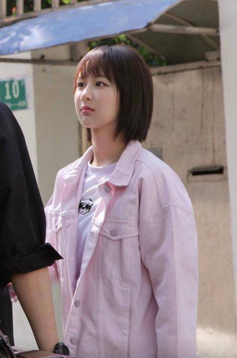 白色短t搭配粉色牛仔衣,服装清新少女感强,短发造型的杨紫看起来