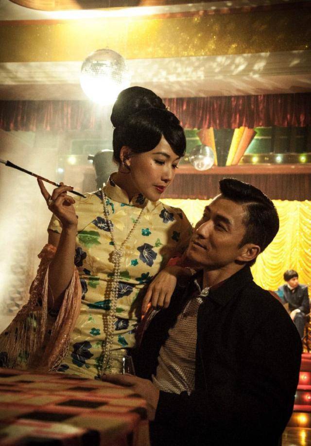 "coco姐"李施嬅出席东京时装周,穿剧中旗袍亮相,时髦又高级!