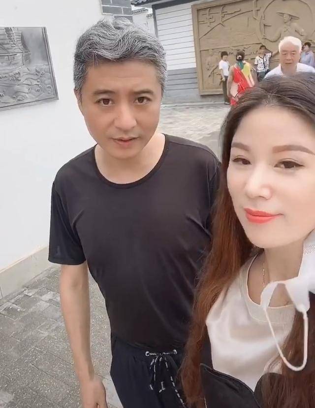 人周炜近照曝光,携妻子游玩,一头白发误认为老爷爷_高明婷_祝福_头发