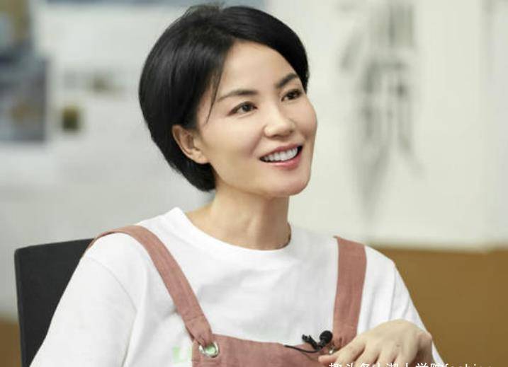 原创51岁王菲久违营业衣服代言硬照首曝光身材颜值双在线气场十足