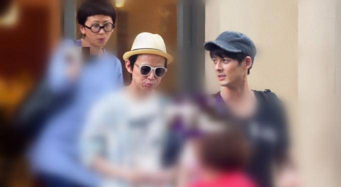 与王菁穿情侣装疑似在一起,互动默契像"老夫老妻"_动作_关系_好友