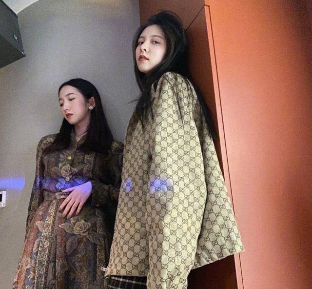 宋妍霏为孟美岐庆生,两人穿同色系搭配秀姐妹情,闺蜜装太惹眼了_棕色
