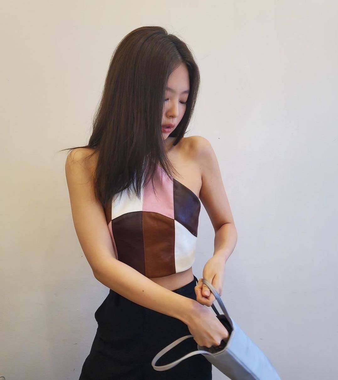 jennie活动造型曝光:灰色露背西装大秀美背,时尚又不失时尚_气质_整体