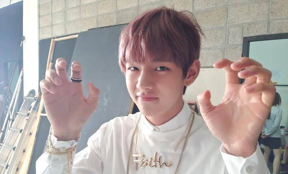 原创25岁金泰亨逆袭之路帅哥养成手册行走的外貌神话