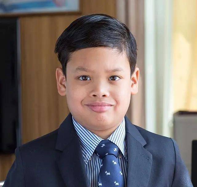 作为泰国国王唯一被承认有王室头衔的儿子,迪潘功王子长相也是完全