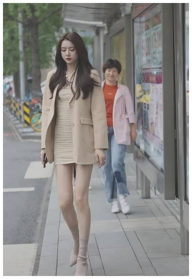 穿西装踩高跟靴,女强人气场max,但后面的阿姨才是亮点_穿着_身材_靴子