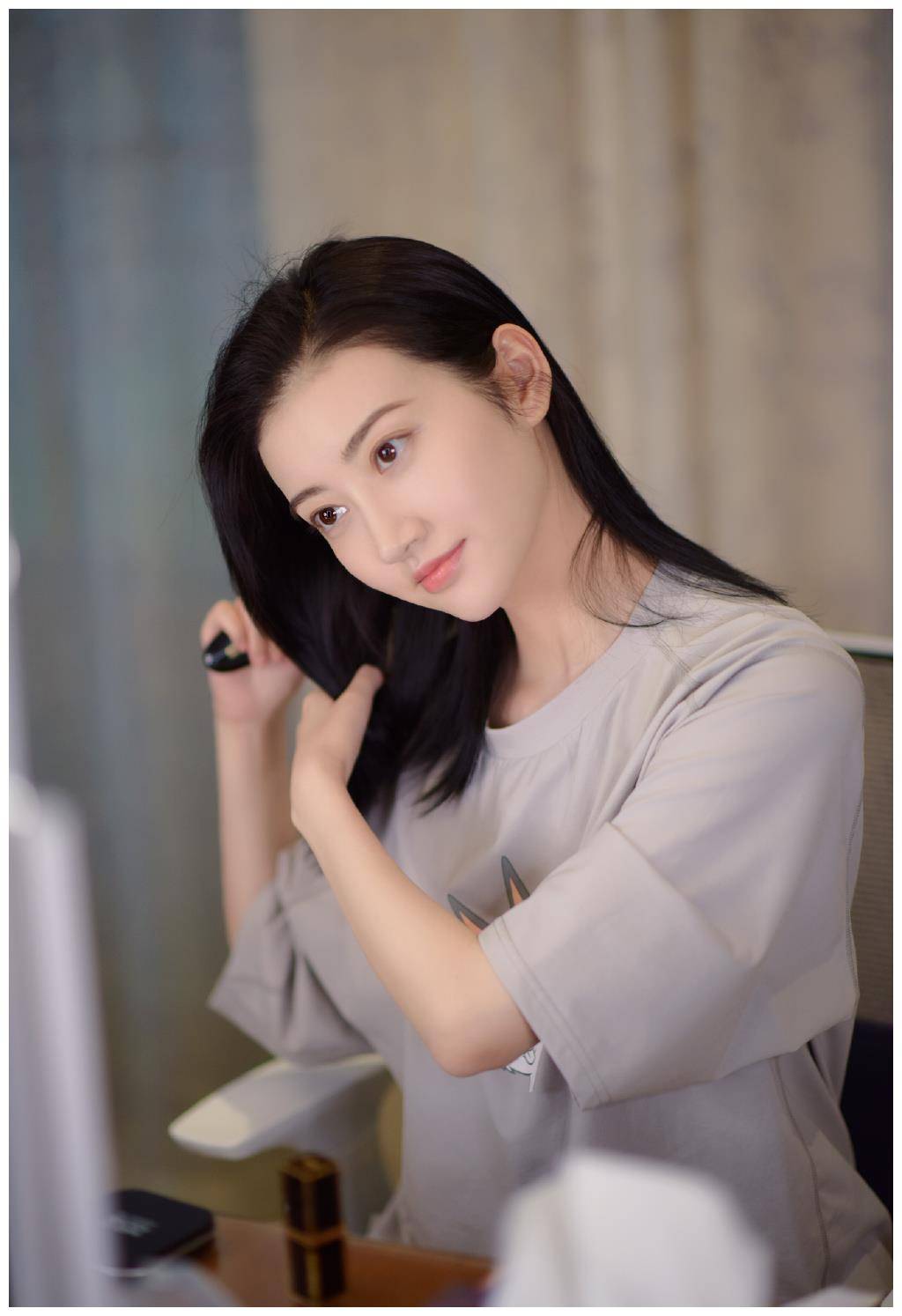 景甜又扎丸子头发型了,一件牛仔外套穿搭,31岁秒变21岁少女