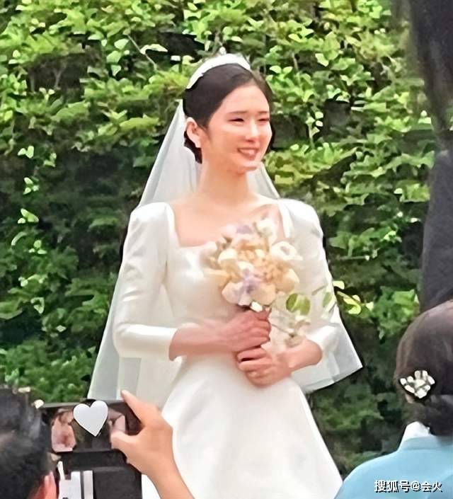 张娜拉结婚现场曝光!和老公贴身拥吻太甜蜜