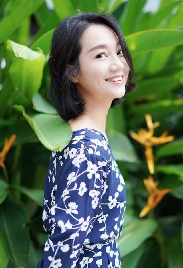 前段时间,朱丹在微博上又分享了一组照片,照片中精致的妆容和姣好的