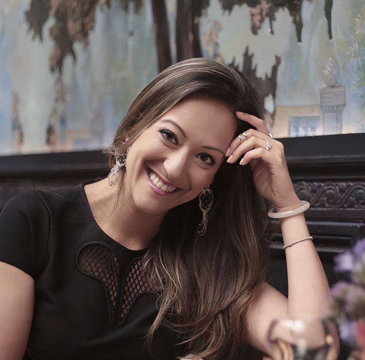 蓝琼缨去世2周后,何家文亮相国际珠宝展,靠她大房已成功逆袭_何超