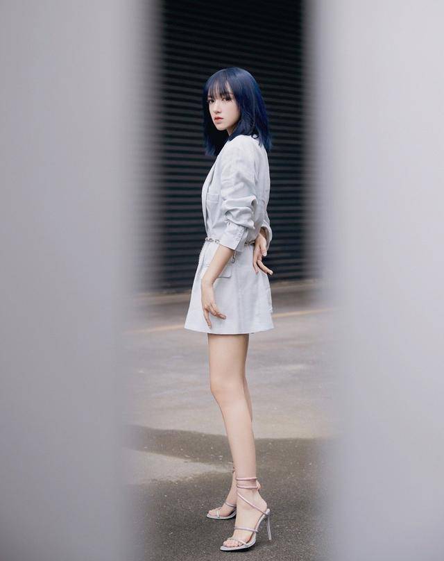 原创漫画脸程潇法式公主衫配破洞牛仔裤又飒又甜美出新高度