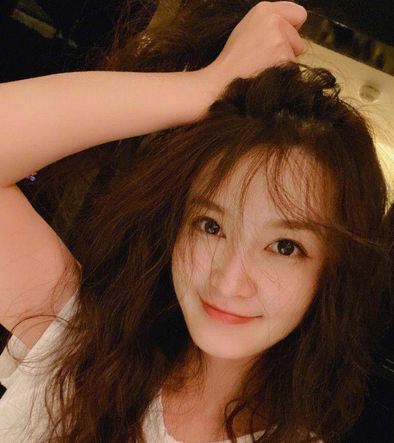 原创李沁晒凌乱自拍照单凭颜值撑起来的发型她也确实是有颜任性了