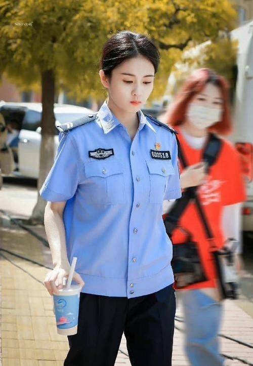 白鹿在剧中扮演的是夏洁的角色,一名女警官,但是将女警官的气魄更是