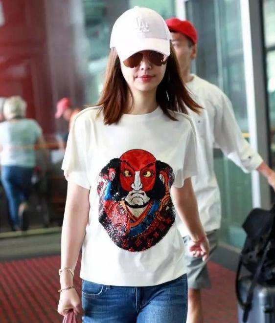 岁林心如气质真好,白t配牛仔裤减龄又显瘦,时尚感爆棚_一身_穿着_白色