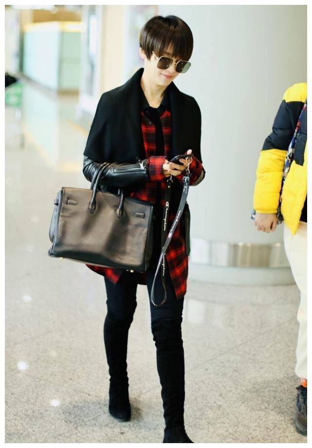 原创吴京娇妻谢楠现身机场格子衫配皮衣帅气不输小鲜肉哪像俩娃妈