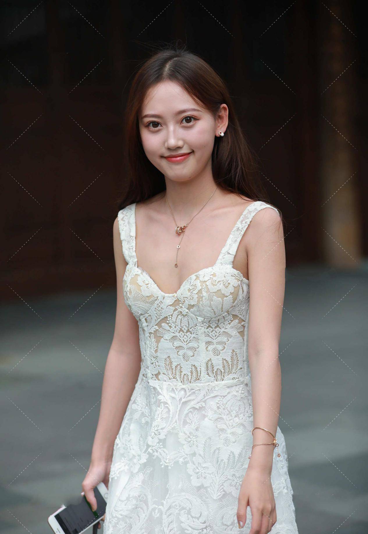 刺绣镂空花纹连衣裙,温柔优雅,淑女范儿十足_时候_女孩子_裙子