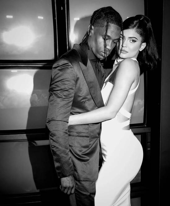 首先,早期的照片要么是凯莉在她的社交媒体页面上发布的,要么是知名