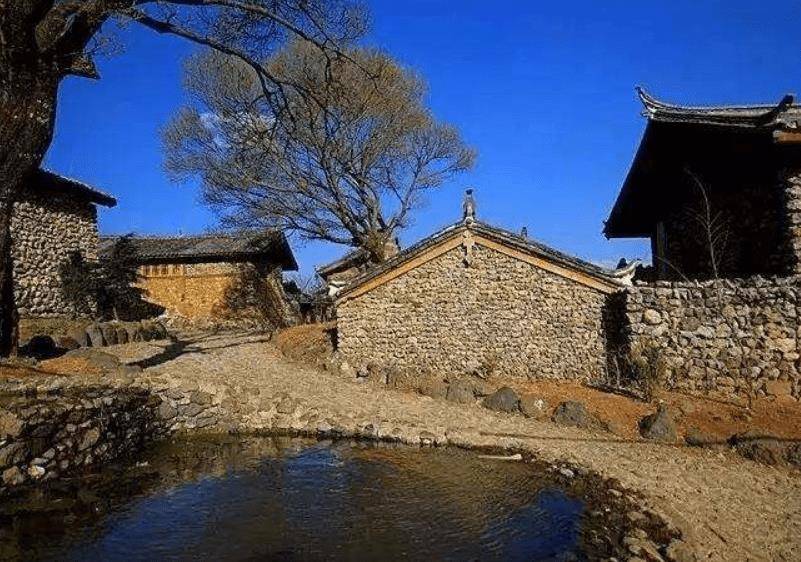 隐藏在玉龙雪山的村落，古朴清幽风景如画，今成旅游景点